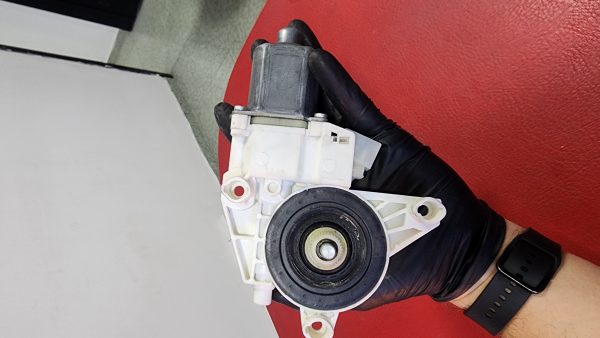 Motor De Ventana Del Der Mercedes GLA200 x156