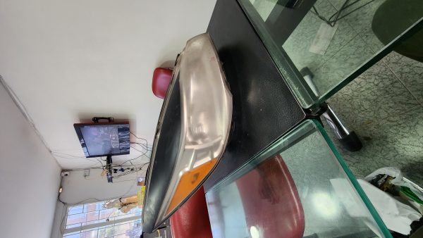 FAROLA DELANTERA FORD ESCAPE (FALTA PATICAS)